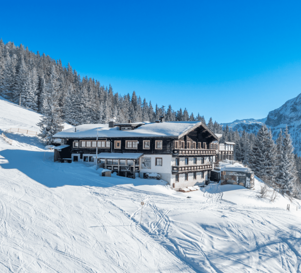 Strahlend-blauer Himmel über der Schüttalm