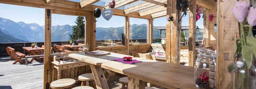 Gemütliche Innenausstattung mit viel Holz und Herz in der Schüttalm