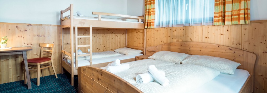 Gemütliches Mehrbettzimmer für Ihren Almurlaub in Österreich