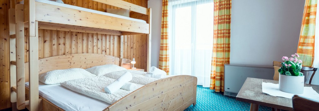 Gemütliches Mehrbettzimmer für Ihren Almurlaub in Österreich
