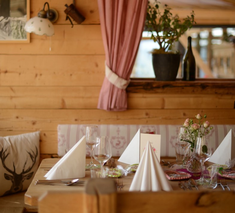 Liebevoll gedeckter Tisch