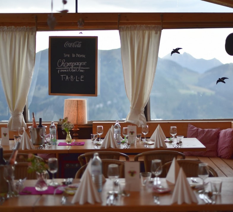 Gedeckte Hochzeitstische & Ausblick in die Berge