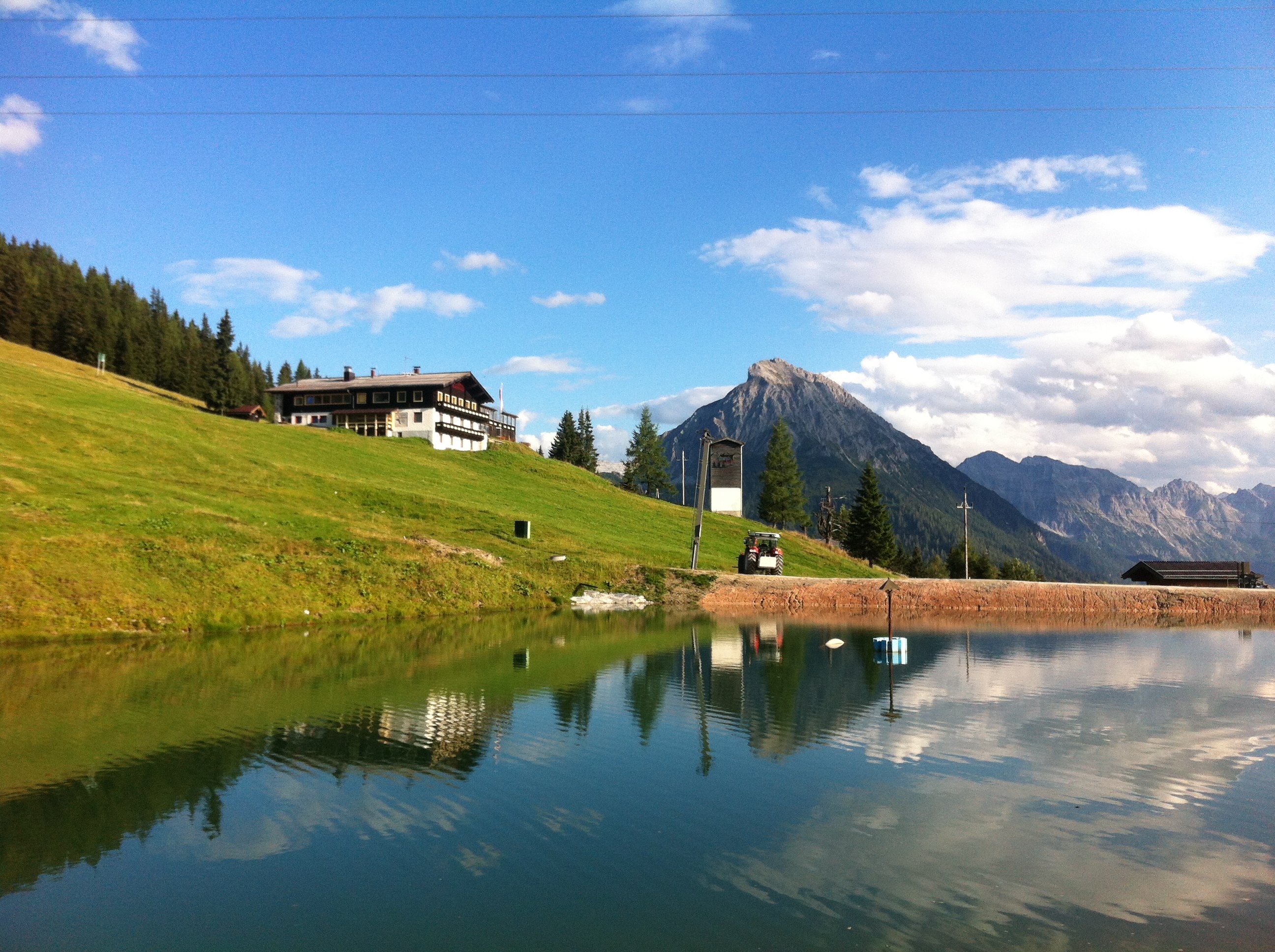 Almh&uuml;tte in den Alpen